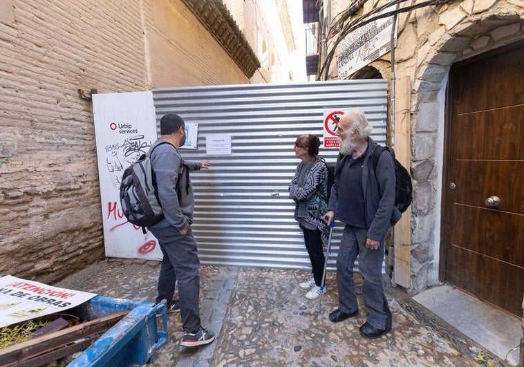El barrio de La Churra pide reabrir la calle Santa Ana, cortada tras el incendio de la casa okupa